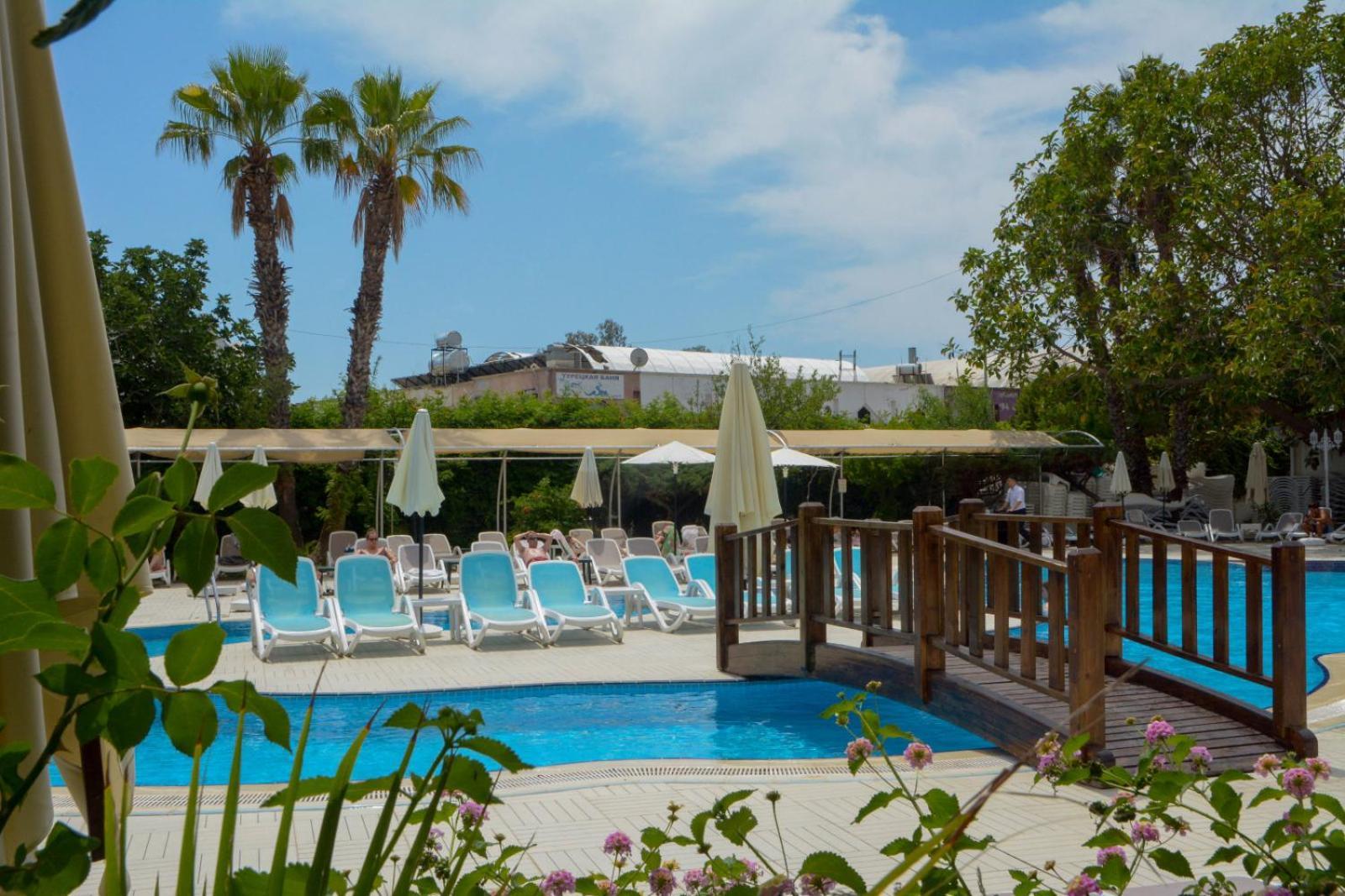 Miramor Hotel & Spa Antalia Esterno foto A swimming pool in Cyprus