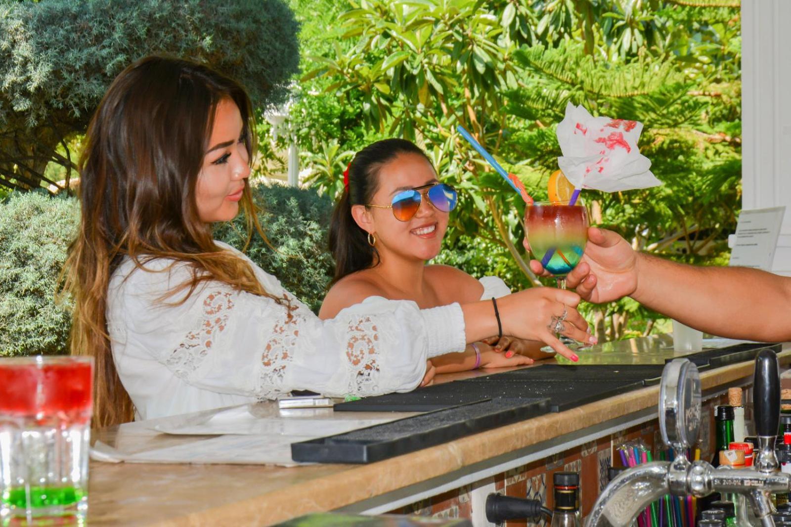 Miramor Hotel & Spa Antalia Esterno foto A bartender serving a drink