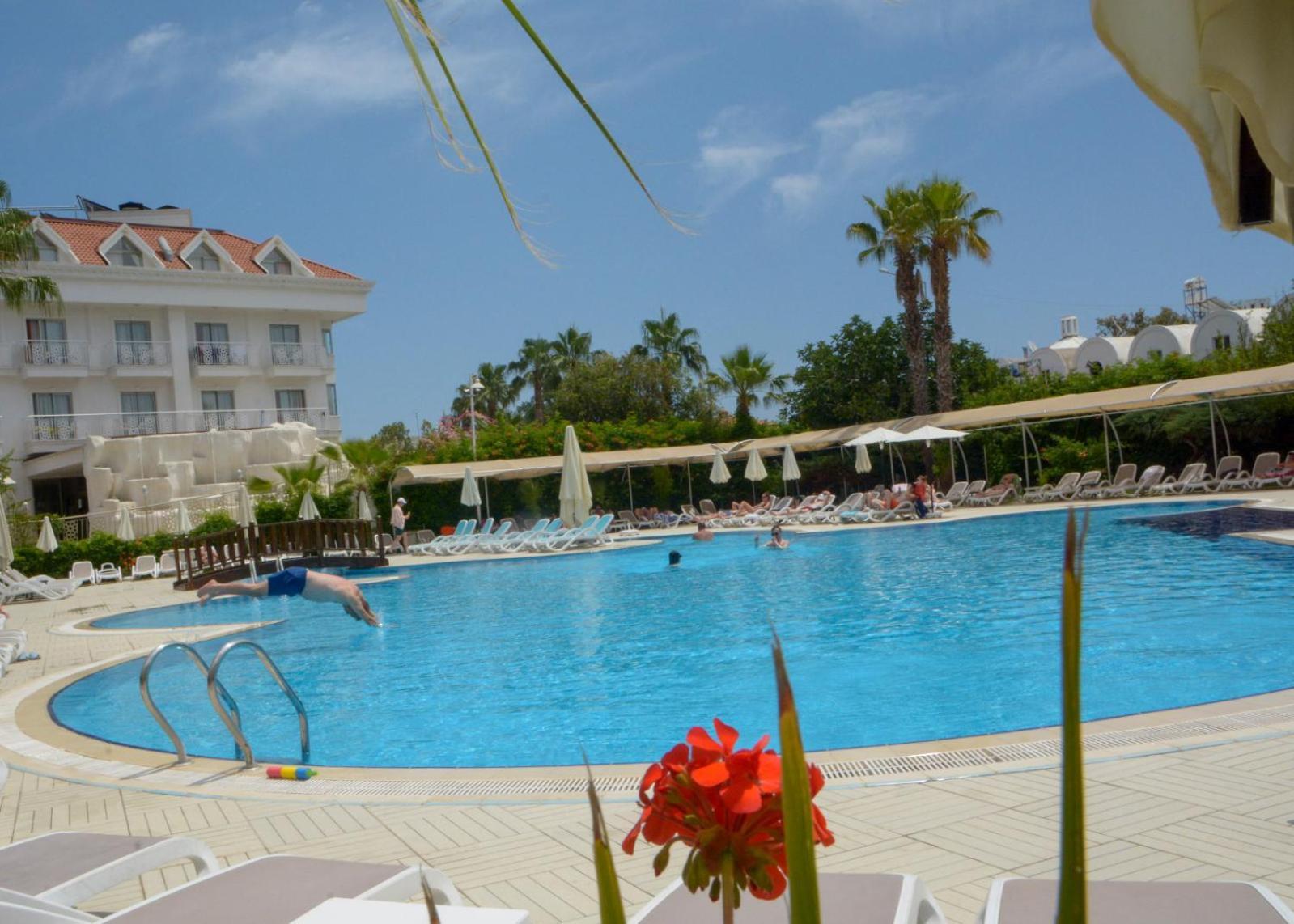 Miramor Hotel & Spa Antalia Esterno foto A pool at a hotel in Turkey