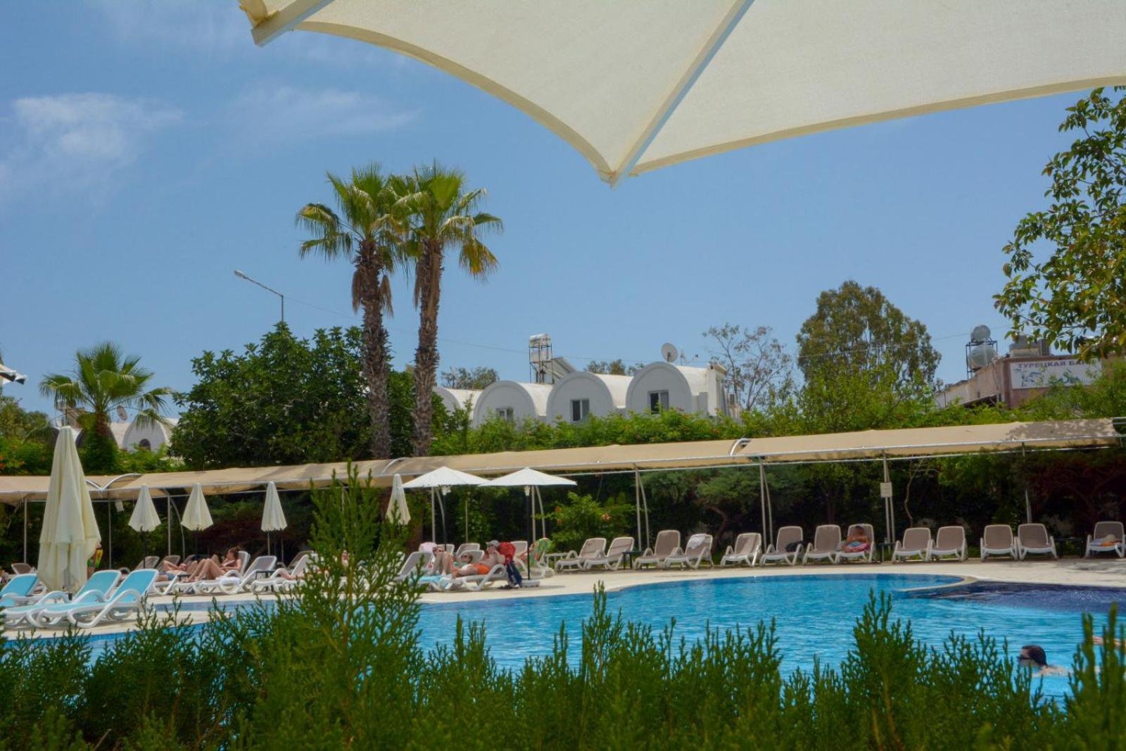 Miramor Hotel & Spa Antalia Esterno foto A pool at a resort in Turkey