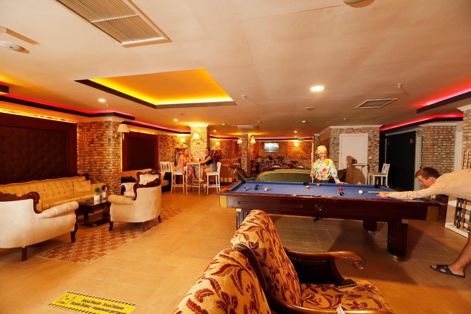 Miramor Hotel & Spa Antalia Esterno foto A pool table at a club in Pattaya, Thailand