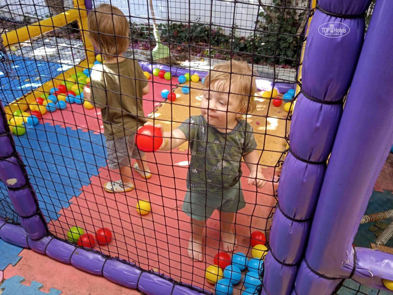 Miramor Hotel & Spa Antalia Esterno foto Toddlers playing in a ball pit