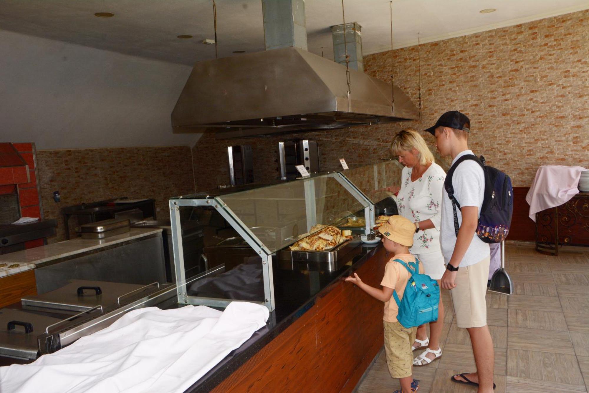 Miramor Hotel & Spa Antalia Esterno foto A family at a buffet