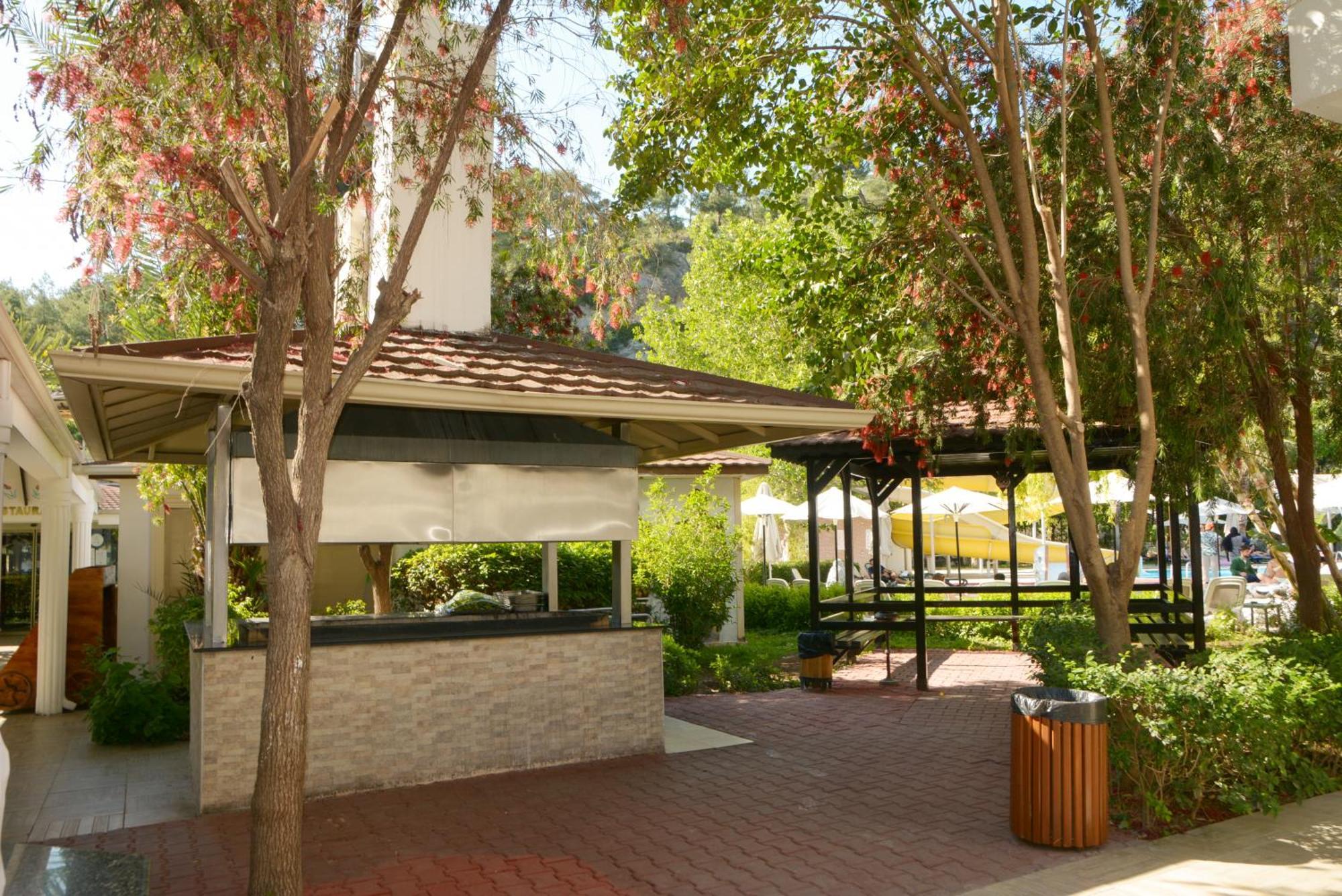 Miramor Hotel & Spa Antalia Esterno foto The outdoor patio at the Beverly Hills Hotel